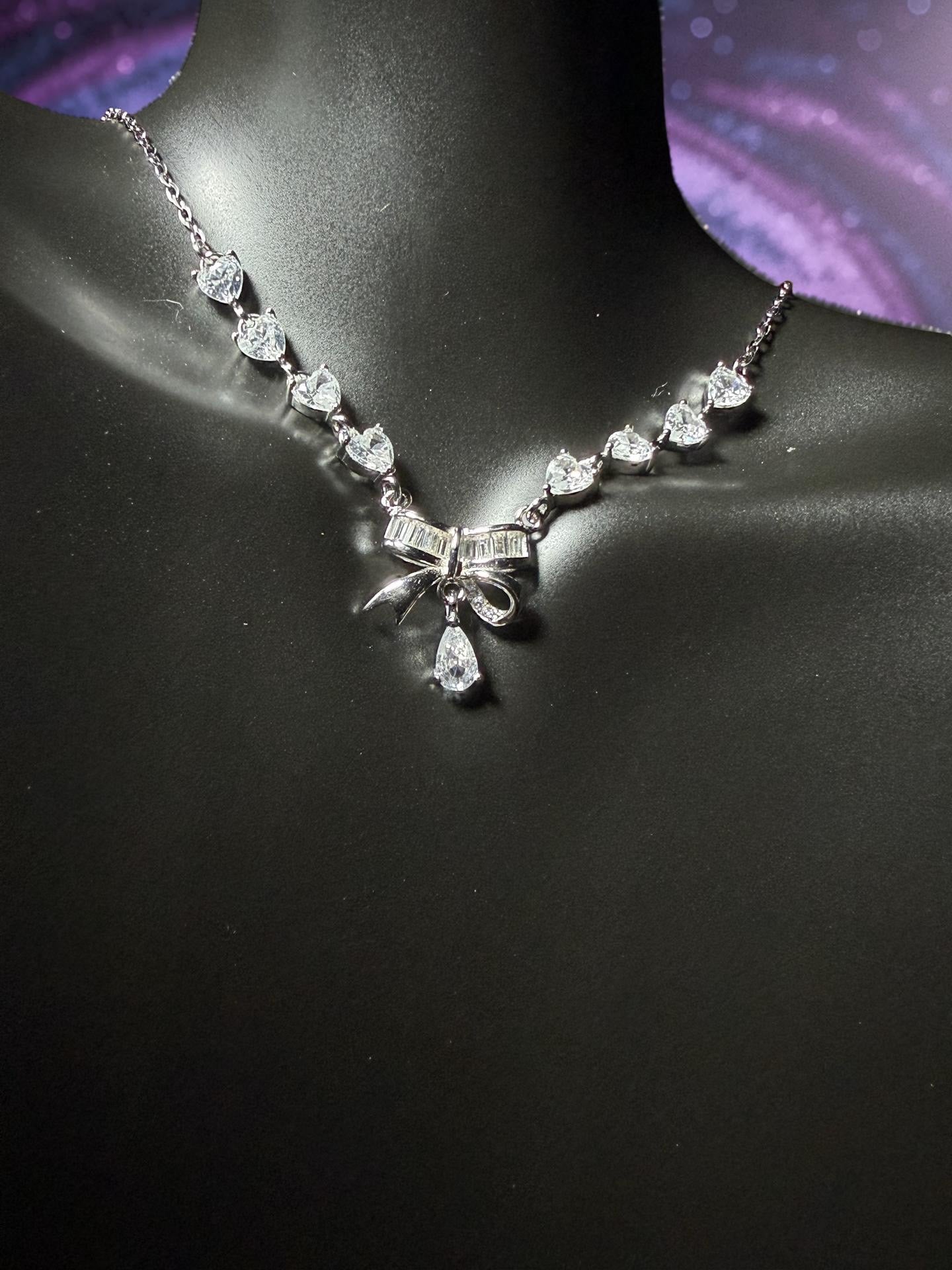 S925 蝴蝶結￼連心形鋯石頸鏈

S925 rosette shaped heart-shaped zircon necklace